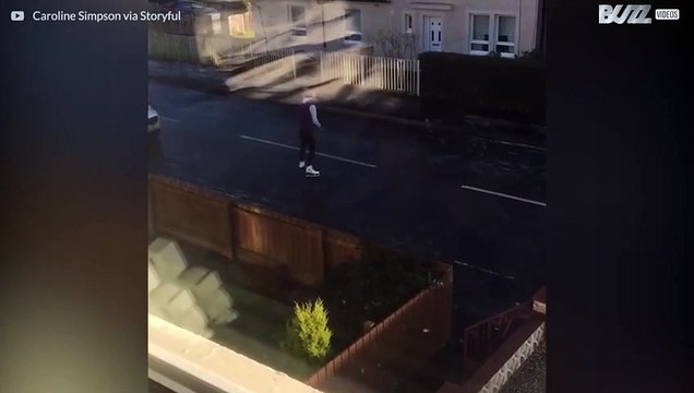 Pattina sul ghiaccio in mezzo alla strada!