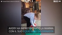Futuro ginnasta! Un bambino con un equilibrio incredibile