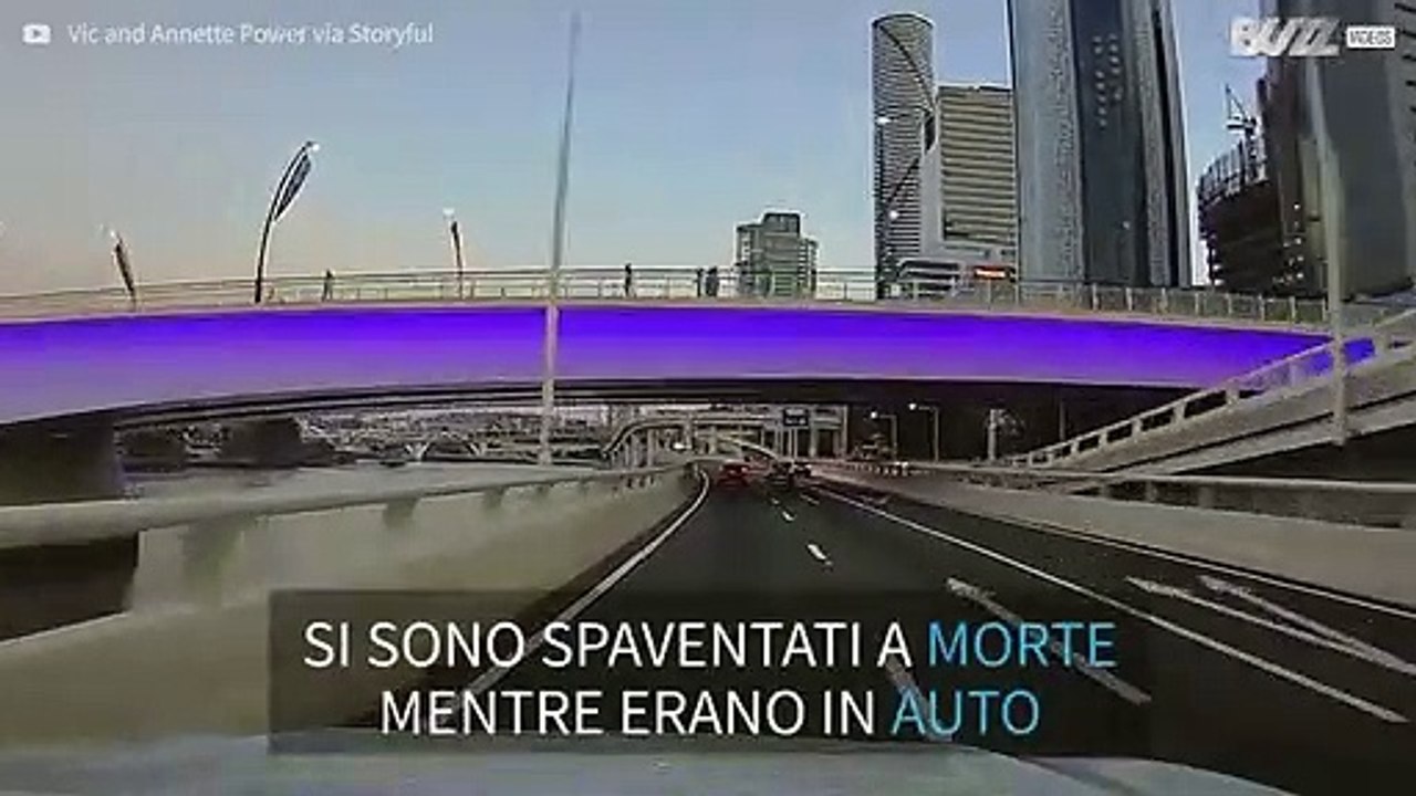 Vetri spaccati: uomo lancia una bottiglia contro un'auto in autostrada