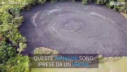 Drone sorvola un vulcano di fango nei Caraibi