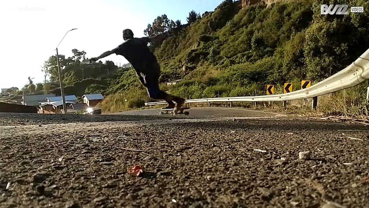 Skater cade a grande velocità in una discesa del Cile