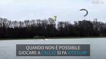 Kitesurfers si divertono in un campo da calcio inondato