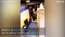 Giovane bloccata nel bagno filma il momento della liberazione