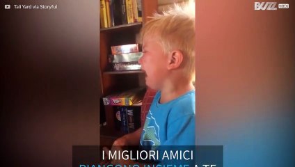 Prima si unisce al pianto e poi consola il bambino