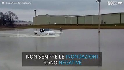 C'è chi si diverte grazie alle inondazioni