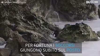 Surfista sopravvive alle terribili onde giganti del Portogallo
