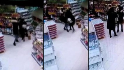 Hiç tanımadığı kişiye "Her gün benim evime geliyorsun" diyerek saldırdı! Kadınlar arasındaki kavga kamerada