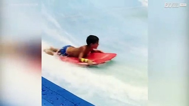 Bimbo cade tra le onde di una piscina