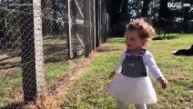 Bambina di 16 mesi saluta il suo amico canguro