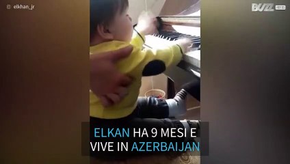 Bambino suona il piano come un vero Chopin
