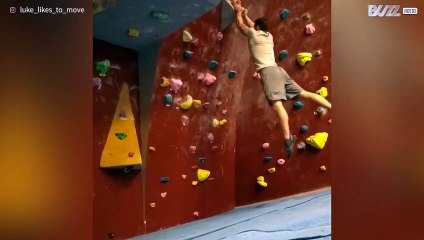 Incredibile forza nelle braccia per la scalata!