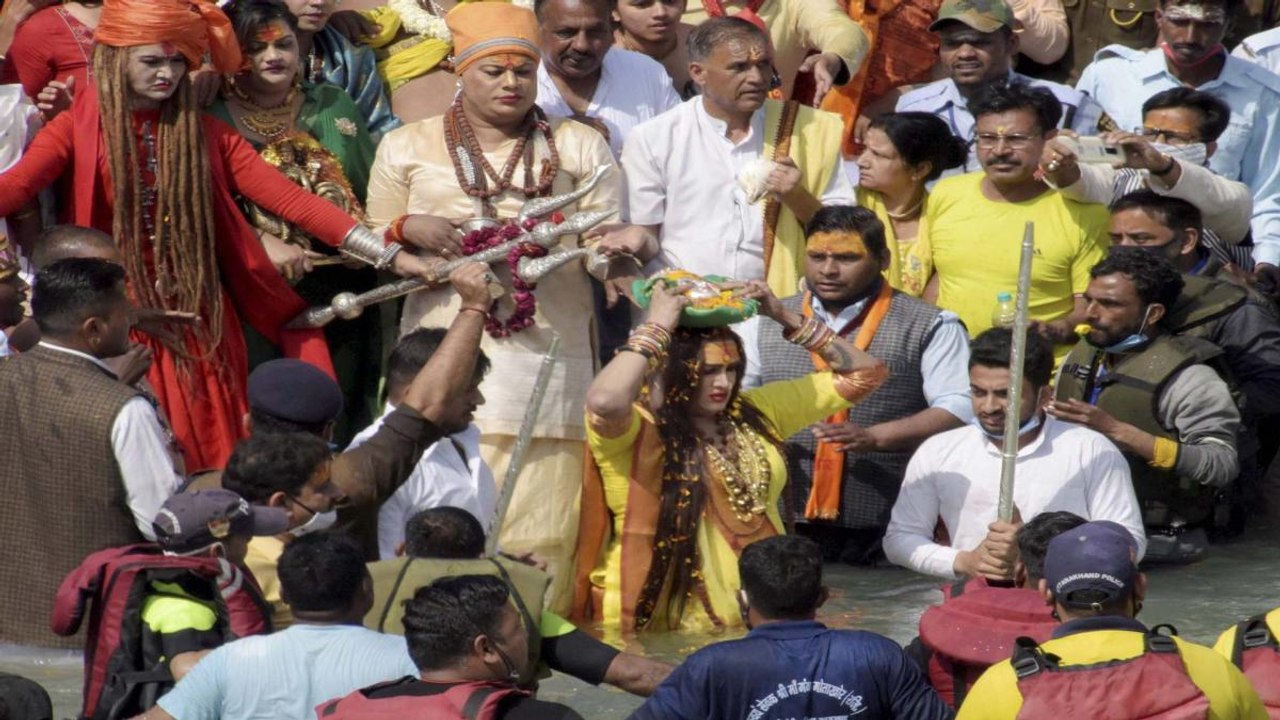 Kinnar Akhada's royal bath, crowd gathered to watch Peshwai