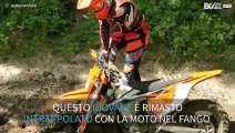 Giovane finisce con la moto nel fango