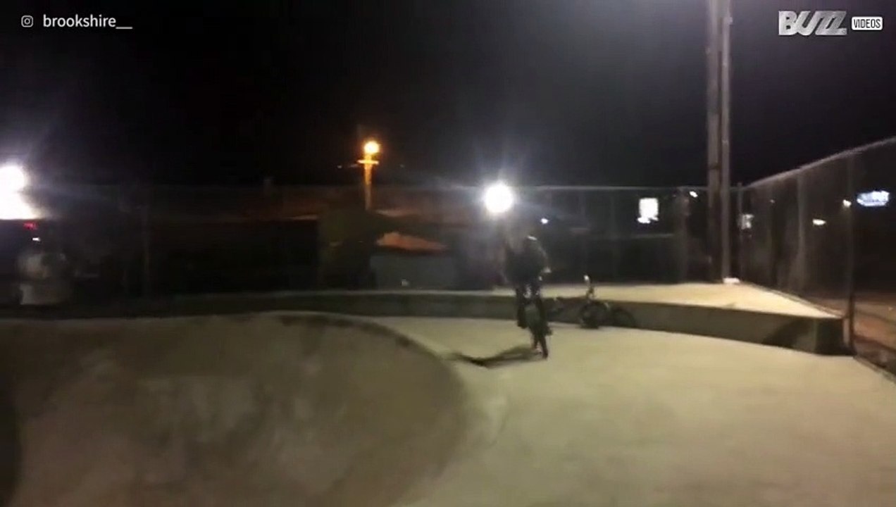 Fa acrobazie in BMX, e finisce con la testa nella recinzione