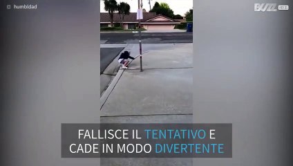 Un errore di calcolo e cade senza afferrare il palo!