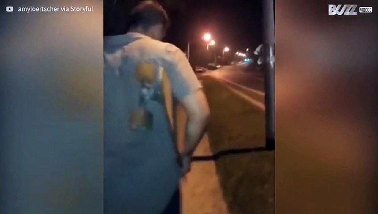 Giovane skater perde l'equilibrio e cade, ma senza skateboard!