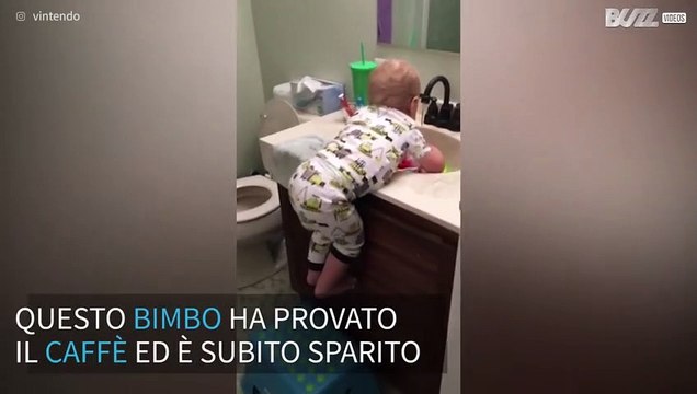 Bimbo lava i denti dopo aver bevuto il caffè