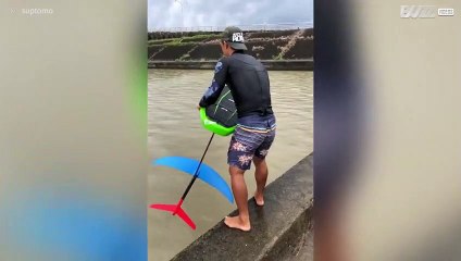 Un nuovo sport: surf su una tavola hydrofoil