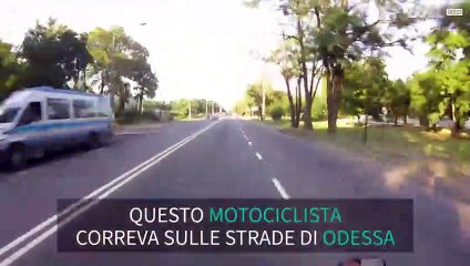 Camion taglia la strada al motociclista, strage sfiorata