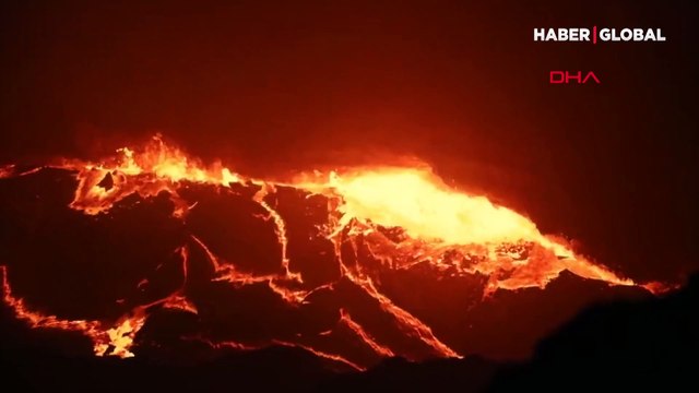 Sıcak lavların üzerinde ipte yürüdü