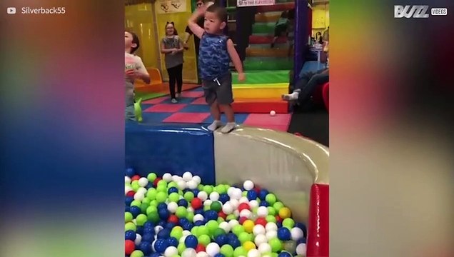 Bimbo perde l'equilibrio e cade dalla piscina di palline