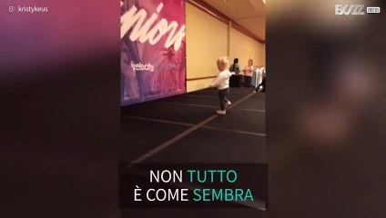 Bimba cade dal palco appoggiandosi a un telo