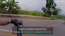 Motociclista si ferma in tempo per aiutare la vittima di un incidente