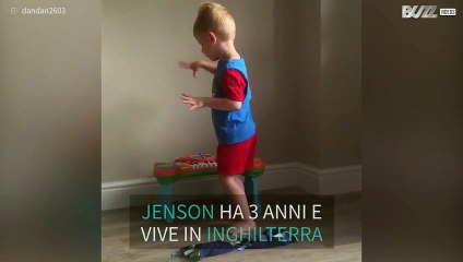 A 3 anni sembra già un grande direttore d'orchestra!