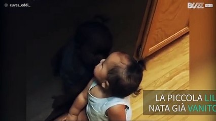 Questa tenera bambina è nata già vanitosa!