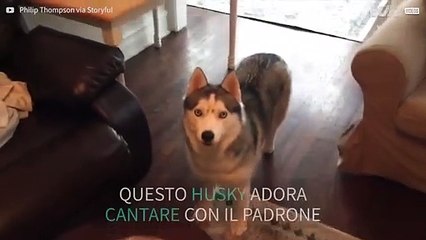 Cane e padrone interpretano assieme una canzone di John Legend
