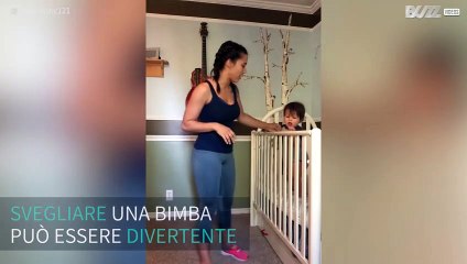 Mamma sveglia la figlia con la ginnastica