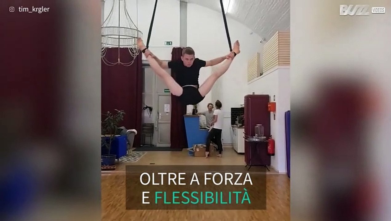 Acrobata dall'incredibile forza e flessibilità