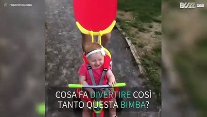 Cane e peluche fanno la felicità di una bimba