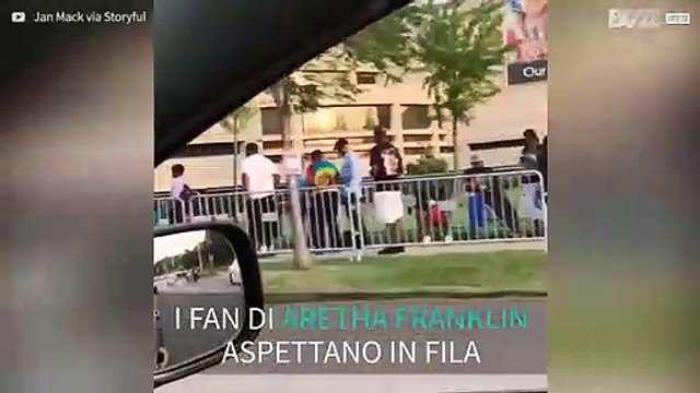 Folla di fan in fila per l'ultimo saluto ad Aretha Franklin