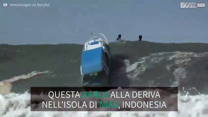 Barca alla deriva affronta onde giganti in Indonesia