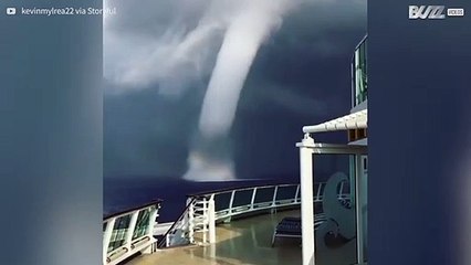 Tromba d'acqua pericolosamente vicina a una nave da crociera in Grecia