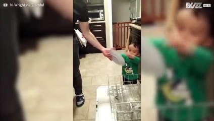 Bimbo aiuta la mamma nelle faccende di casa