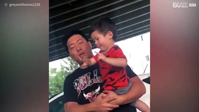 Bimbo mostra il dito medio alla famiglia