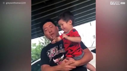 Bimbo mostra il dito medio alla famiglia