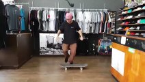 Fa il giocoliere in equilibrio su uno skate impennato