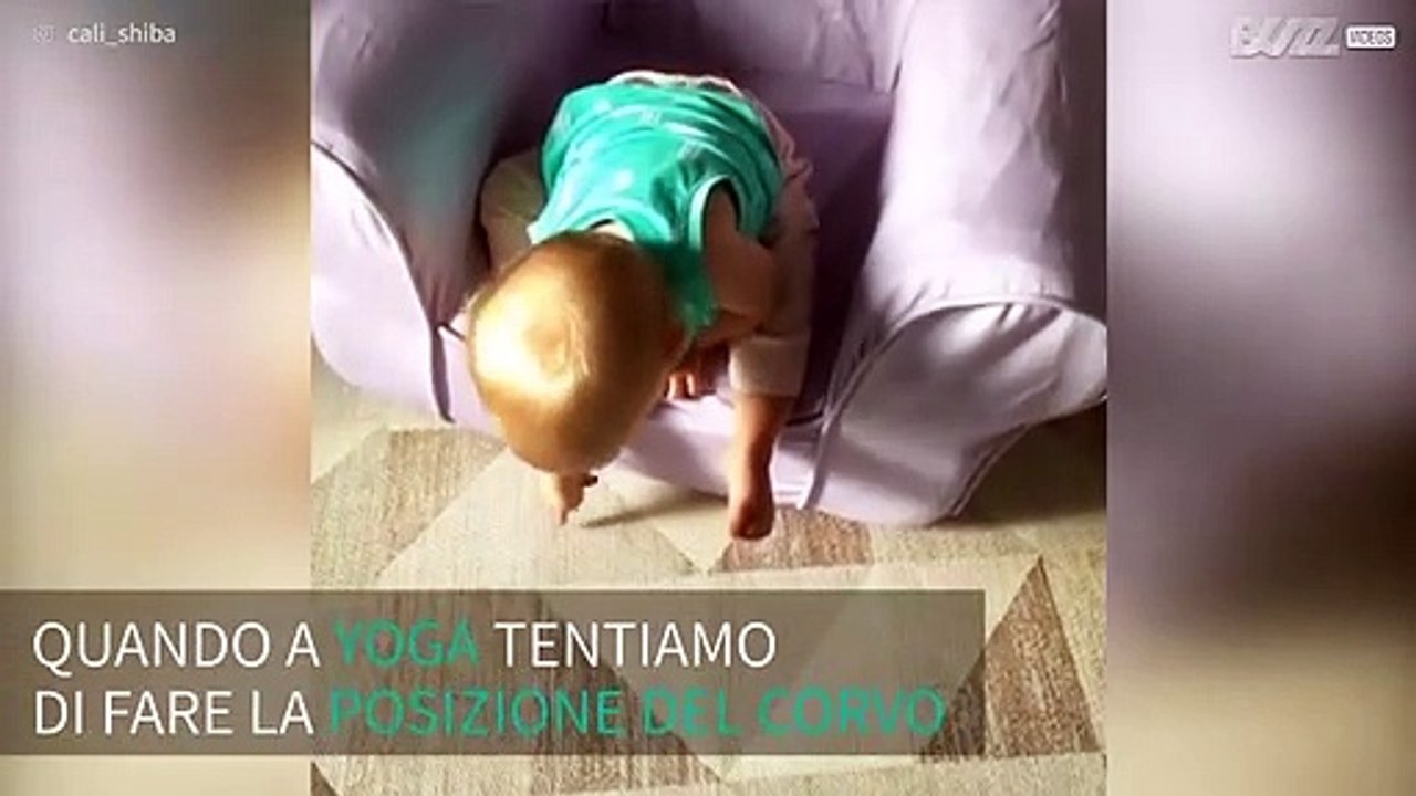 Bimba cade dalla poltrona in modo comico