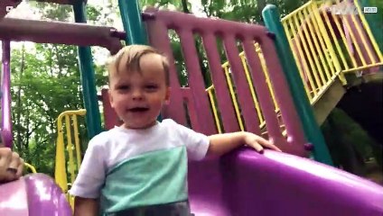 L'equilibrio non è il punto forte di questo bimbo