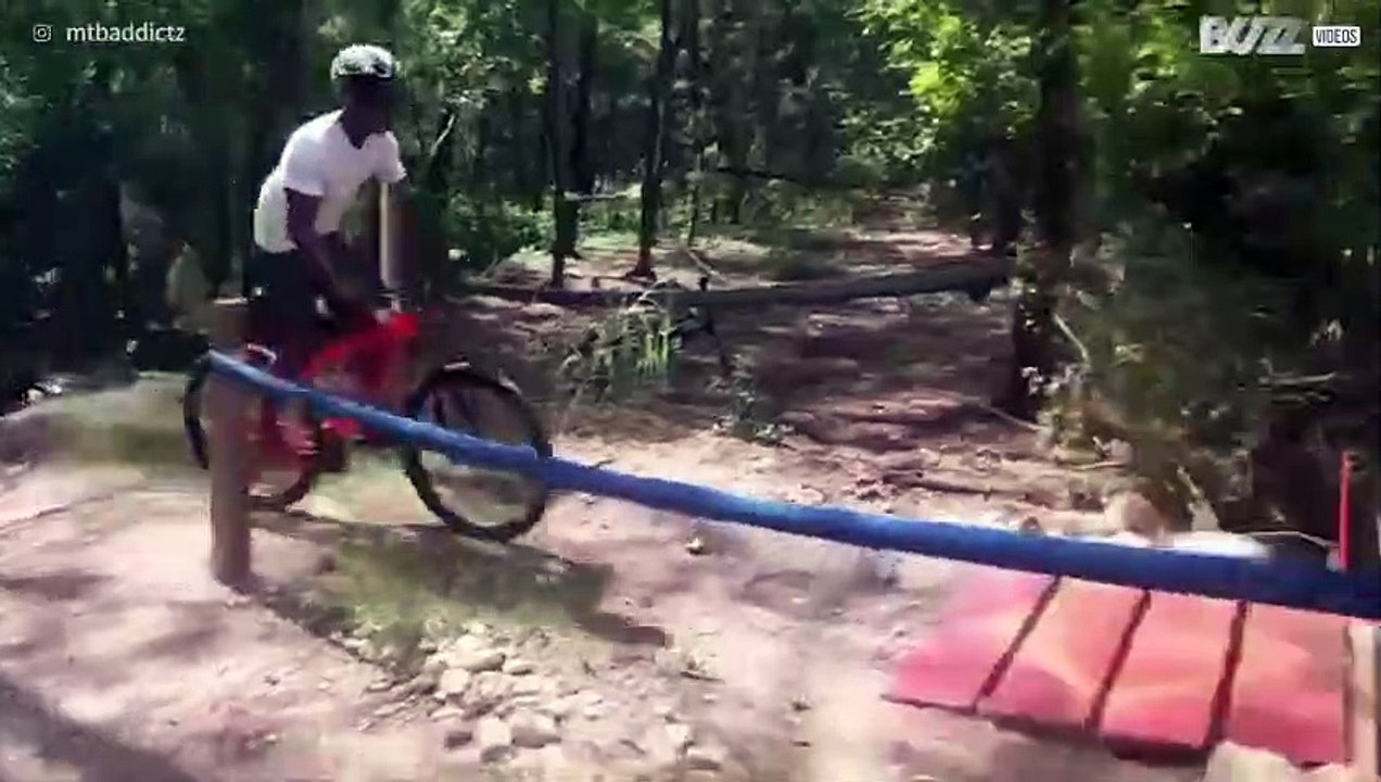 Tenta una manovra in bici per la prima volta, ma finisce male...
