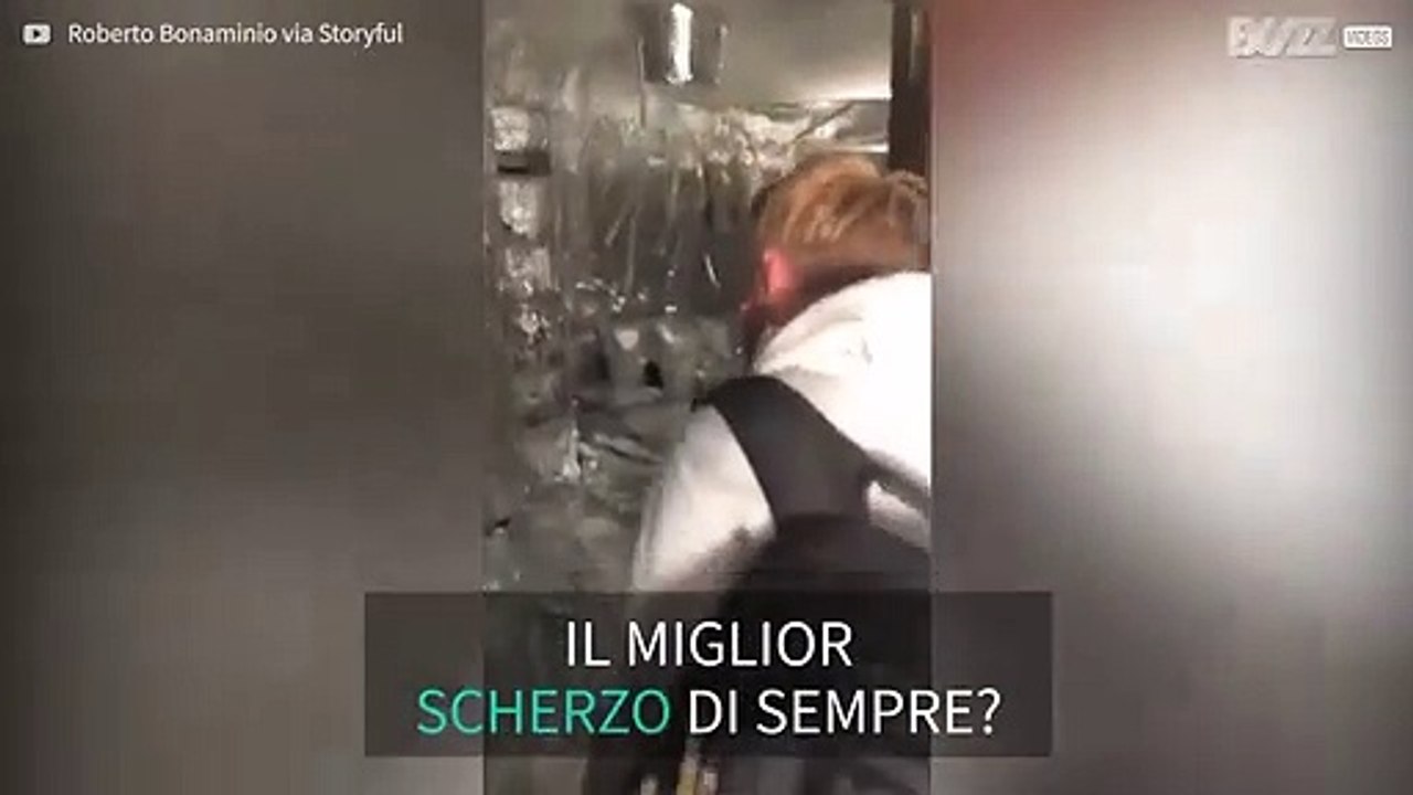 Scherzo all'amico: ricoprono la stanza di carta alluminio