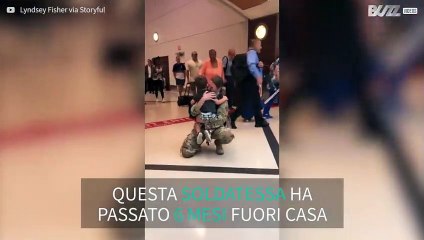 L'emozionante rincontro tra una soldatessa e suo figlio