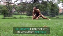 Uno stuntman con delle abilità speciali: muoversi come una scimmia!