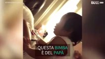 Bambina ha paura che la madre si porti via il padre