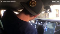 Ecco come una Tesla si parcheggia da sola