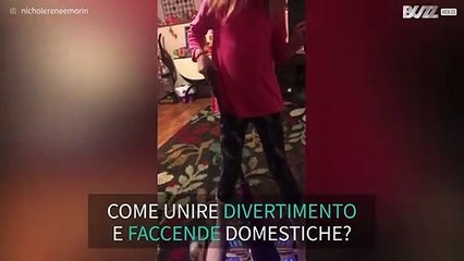 Bimba inventa un modo divertente per aspirare la casa