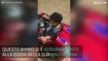 Si addormenta alla guida... dell'auto giocattolo!